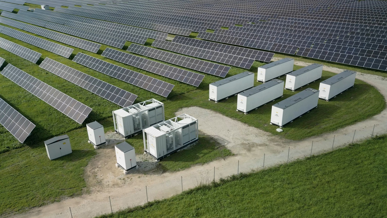 Impianto fotovoltaico utility scale con sistema di accumulo BESS a batterie per lo stoccaggio e la gestione dell’energia solare.